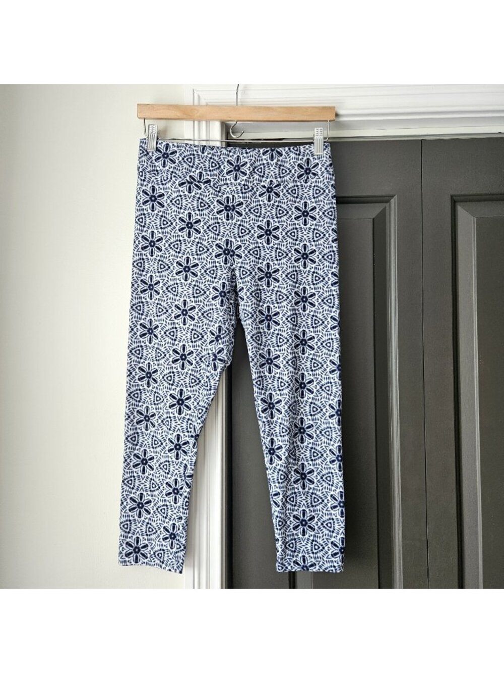 Time and Tru Womens M Blue White Floral Geometric Print Pull On Capri Pants Yoga